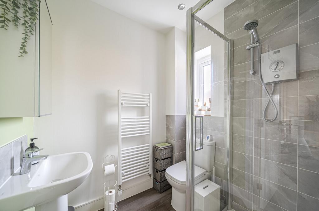 1375259-4-690b283...