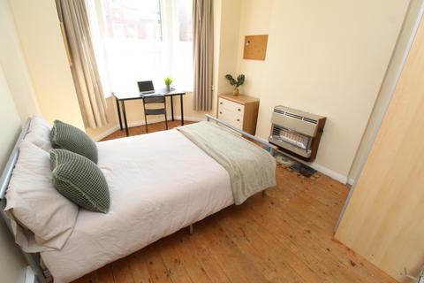 4 bedroom semi-detached house to rent, Kimbolton Avenue, Nottingham NG7