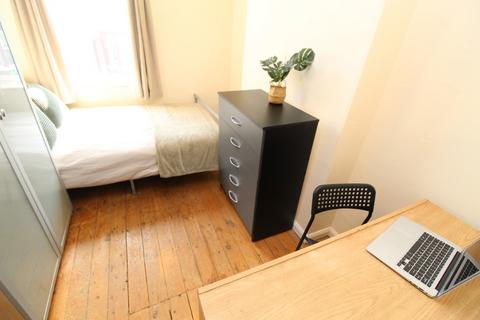 4 bedroom semi-detached house to rent, Kimbolton Avenue, Nottingham NG7