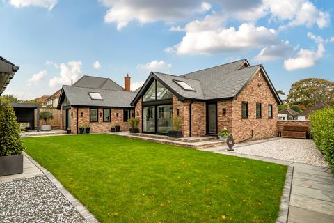 2 bedroom detached house for sale, Shorefield Way, Milford on Sea, Lymington, SO41