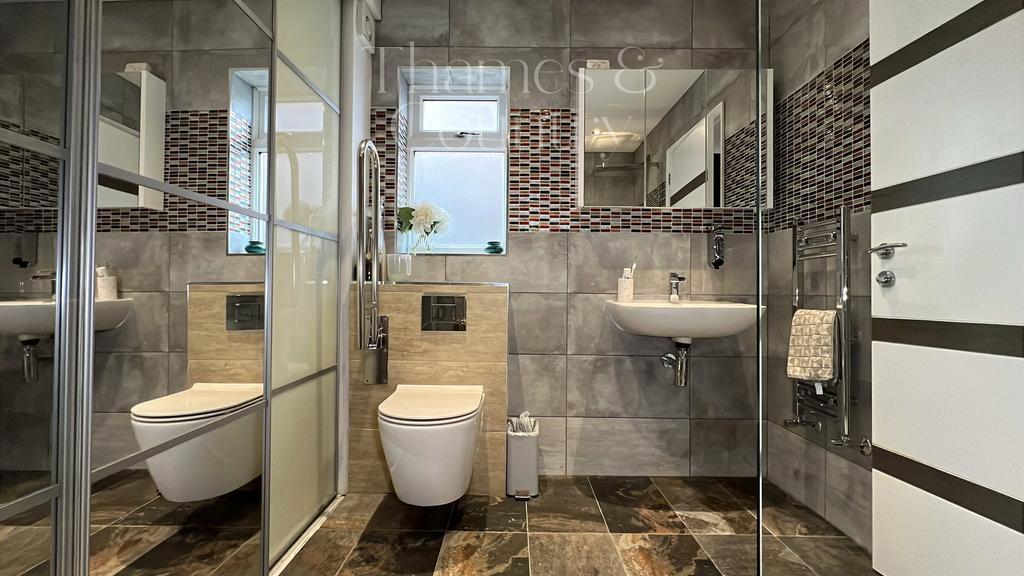 En-suite Bathroom 5 Bed