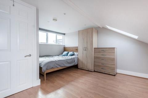 3 bedroom flat for sale, Southfield Road, London W4