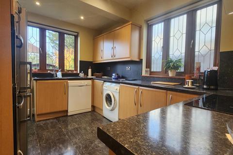 3 bedroom semi-detached bungalow for sale, Leigh Avenue, Redbridge - CHAIN FREE!