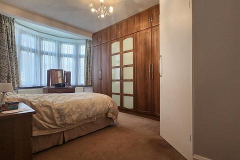 3 bedroom semi-detached bungalow for sale, Leigh Avenue, Redbridge - CHAIN FREE!