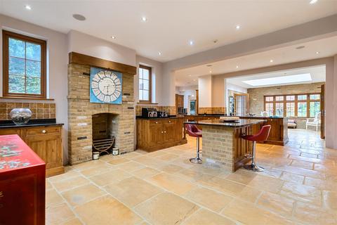 7 bedroom detached house to rent, Waterhouse Lane, Kingswood