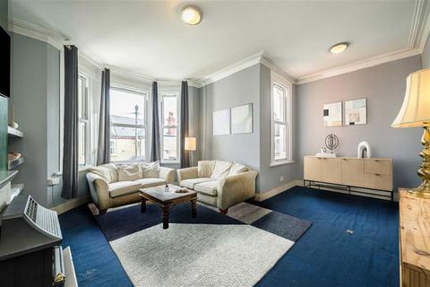 3 bedroom flat for sale, Fairmount Road, London SW2