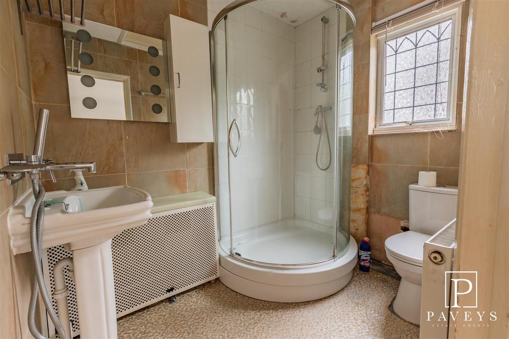 Ensuite to master bedroom