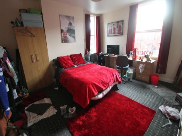 Bright double bedroom with a comfy double bed d...