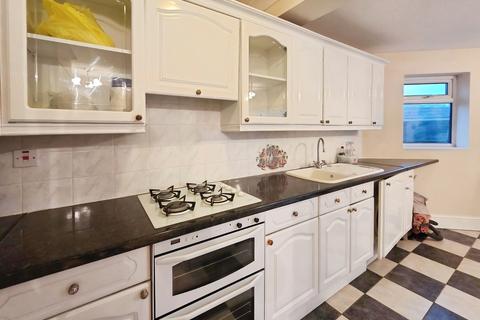 3 bedroom semi-detached house to rent, Weymouth Road, Hayes, UB4