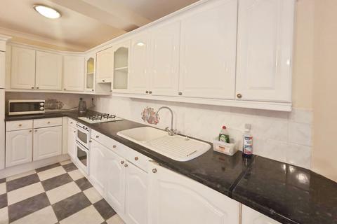 3 bedroom semi-detached house to rent, Weymouth Road, Hayes, UB4
