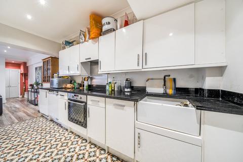 2 bedroom flat for sale, Minford Gardens, London, W14