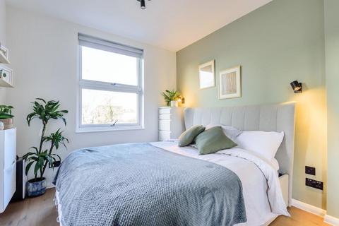 2 bedroom flat for sale, Coningham Road, London, W12