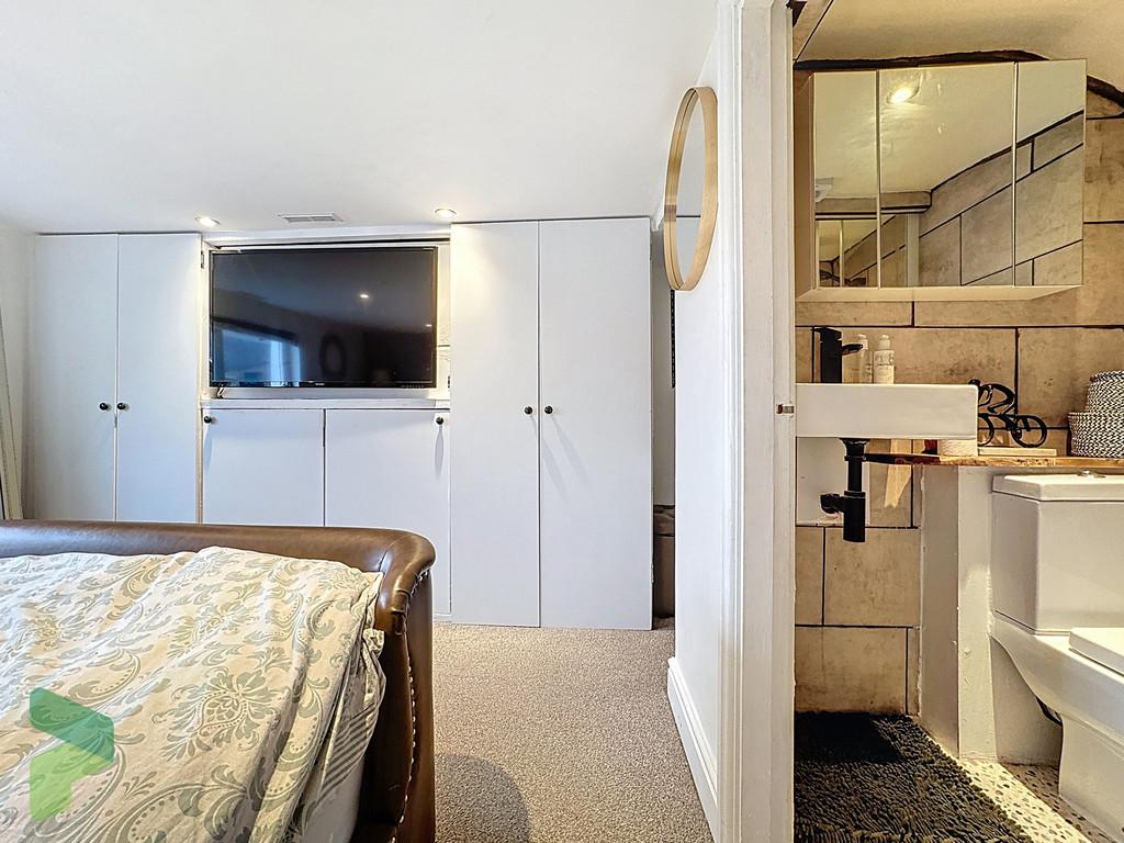 Attic room and en suite