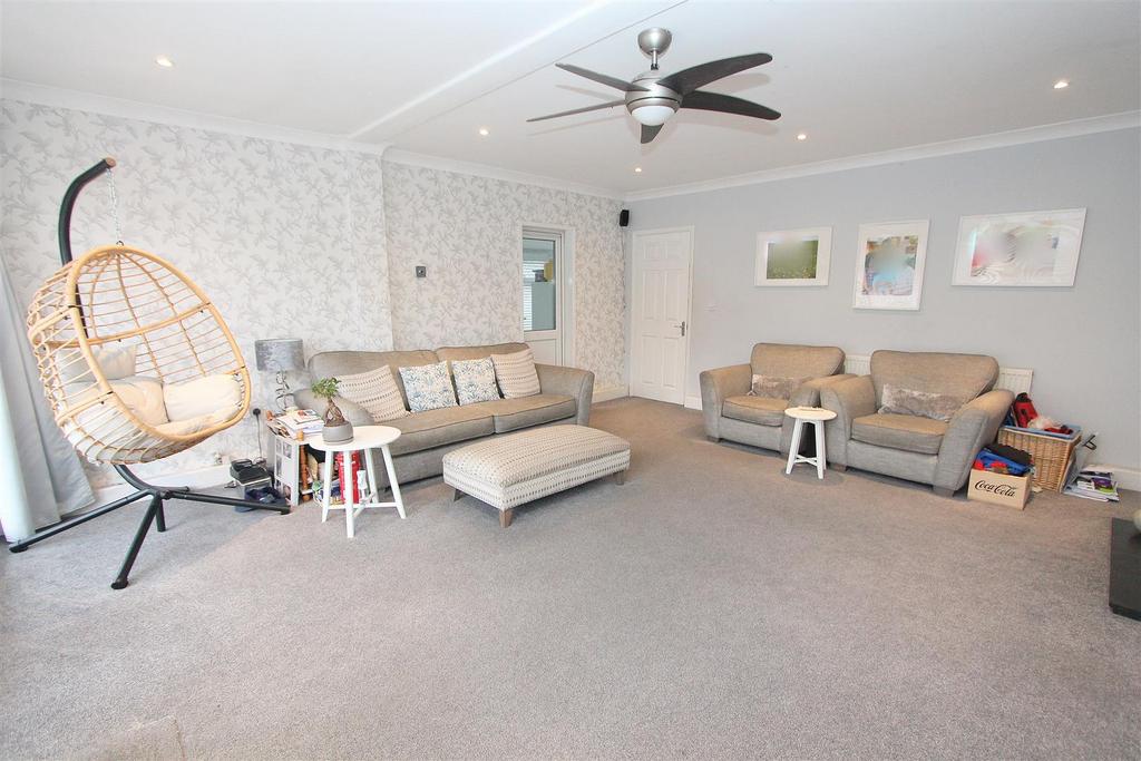 Lounge b.JPG