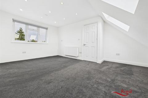 4 bedroom semi-detached house to rent, Minet Drive, Hayes, UB3 3JW