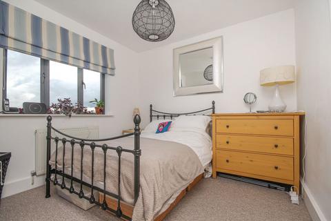 2 bedroom flat to rent, Kingsbridge Avenue, London W3