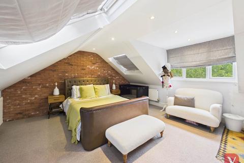 undefined, Compton Avenue, Luton LU4