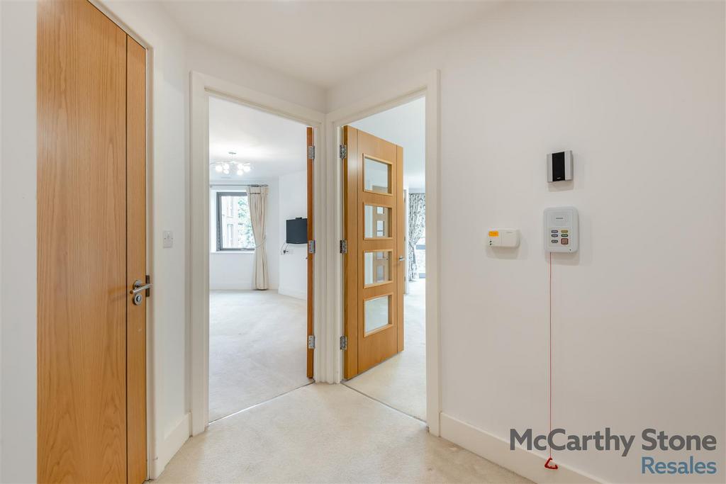 8667784-interior10.jpg