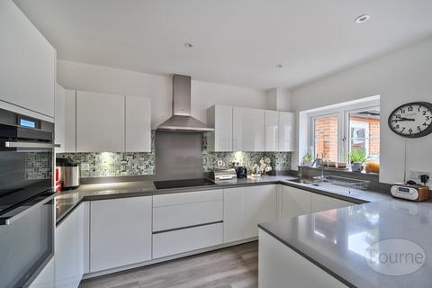 4 bedroom semi-detached house for sale, Charrington Close, Alton, Hampshire, GU34
