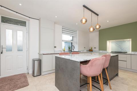 5 bedroom terraced house for sale, Stainland Road, Greetland, Halifax