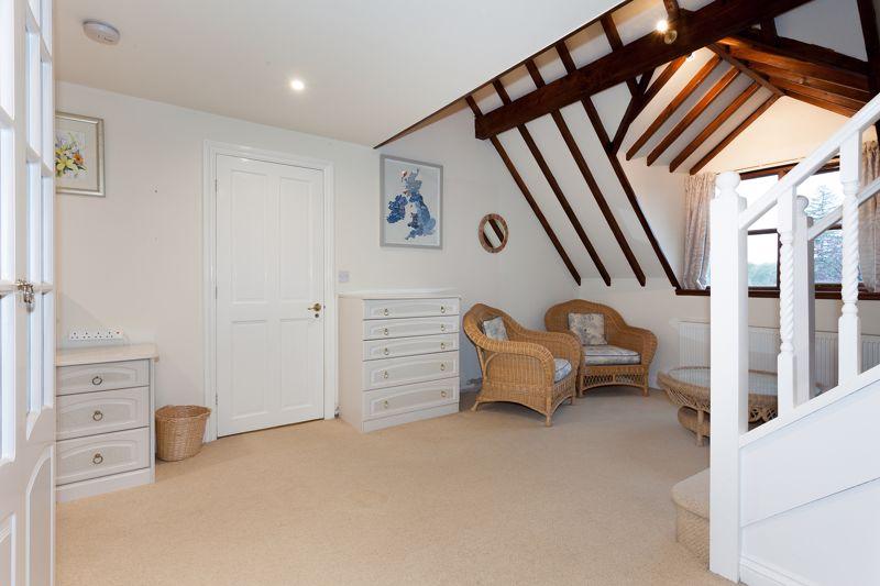 Bedroom 1 / sitting