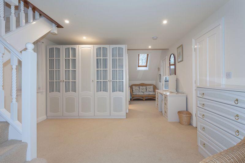 Bedroom 1 / sitting