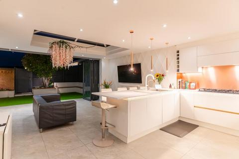 3 bedroom semi-detached house for sale, Lambourn Drive, Bushmead, Luton, Bedfordshire, LU2 7GQ