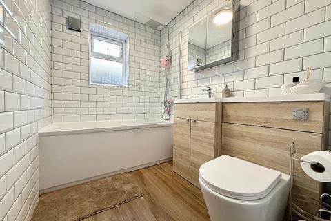 4 bedroom detached bungalow for sale, Ailsworth Road, Limbury Mead, Luton, Beds, LU3 2UG