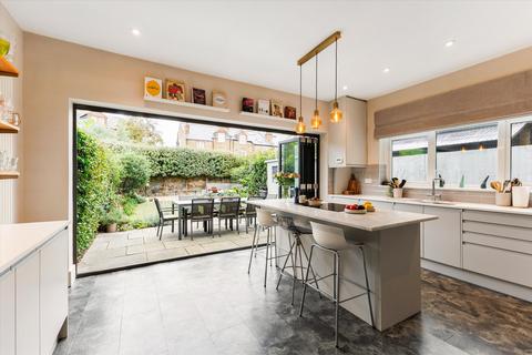 3 bedroom flat for sale, Huron Road, London, SW17