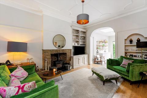 3 bedroom flat for sale, Huron Road, London, SW17