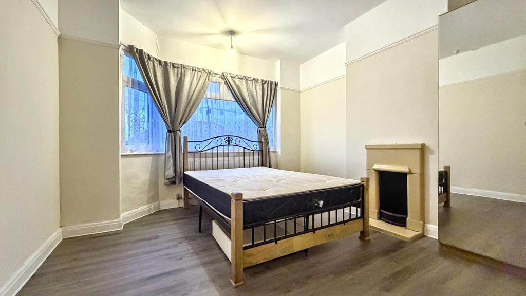Bright, well-presented double bedroom with a ba...