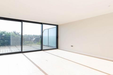 2 bedroom penthouse to rent, N8