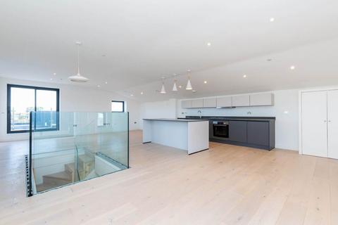 2 bedroom penthouse to rent, N8