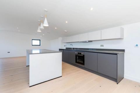 2 bedroom penthouse to rent, N8