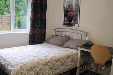6 bedroom semi-detached house to rent, Foxley Close