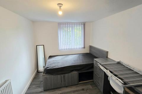 9 bedroom house to rent, Park Range, Manchester M14