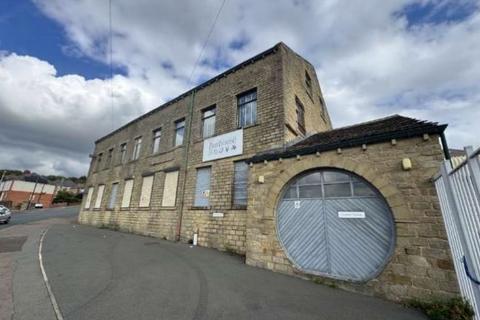 Distribution warehouse to rent, Tanyard Rd Huddersfield HD3 4YP