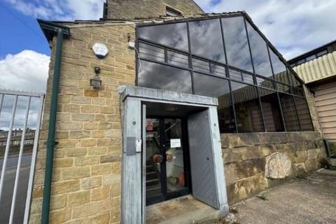 Distribution warehouse to rent, Tanyard Rd Huddersfield HD3 4YP
