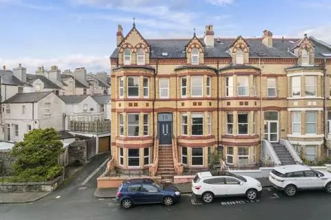 6 bedroom terraced house for sale - Aanzicht 2