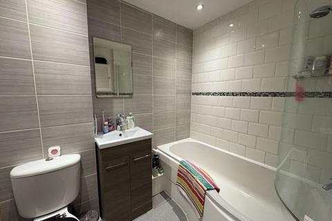 3 bedroom semi-detached house to rent, Deeds Grove, High Wycombe HP12