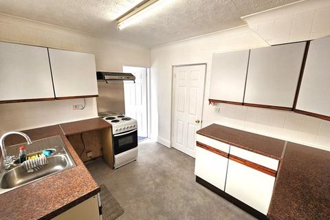 3 bedroom semi-detached house to rent, Queslett Road, Birmingham B43