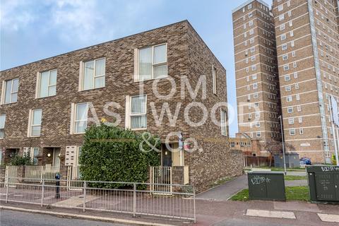 undefined, Wood Lane, Dagenham, RM8