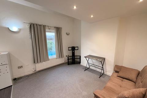 2 bedroom flat to rent, Egerton Crescent, Manchester, M20