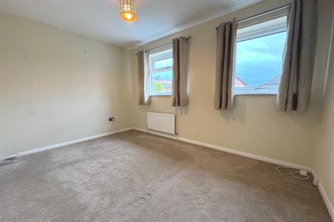 2 bedroom semi-detached house to rent, Springfield Court, Leek