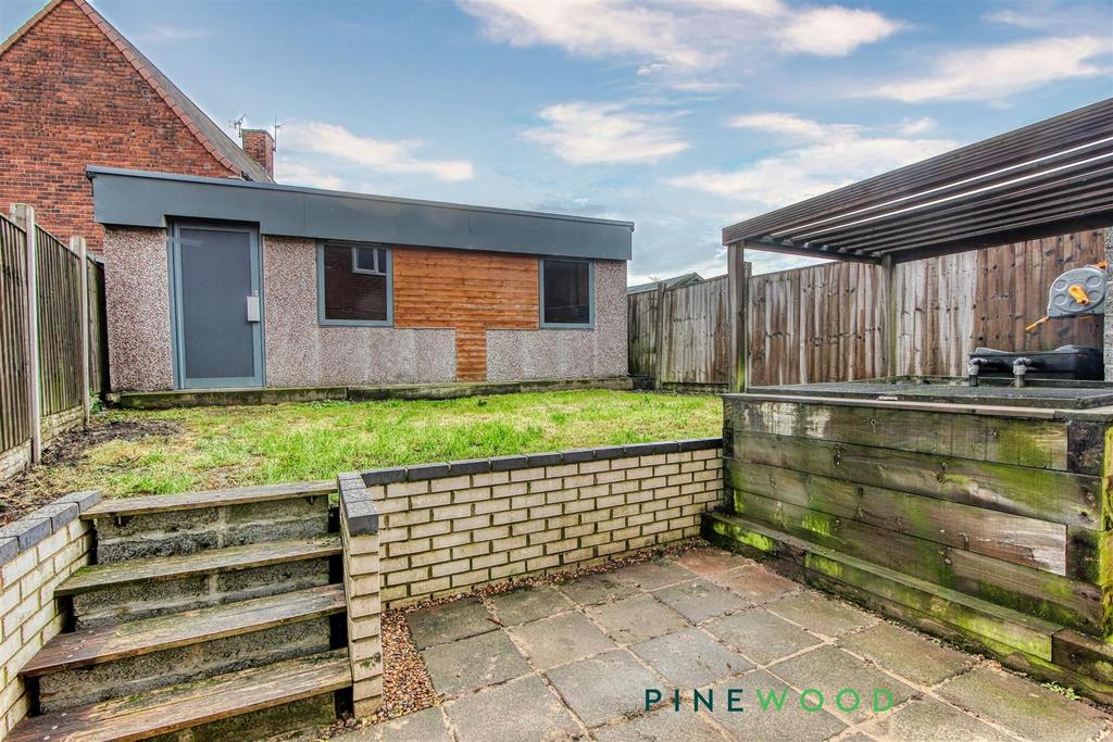 Rear garden and workshop/store