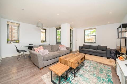 1 bedroom flat for sale, Albany Court, London W4