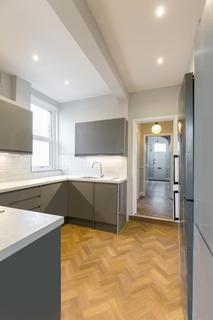 2 bedroom apartment to rent, Hillcrest Road, London W3