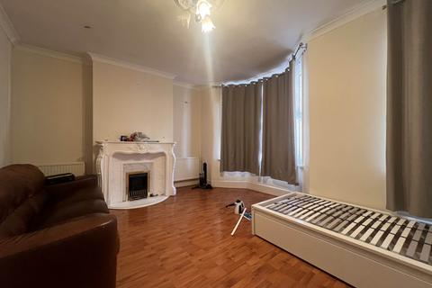 2 bedroom flat to rent, Gladstone Avenue, Manor Park, E12 6NS