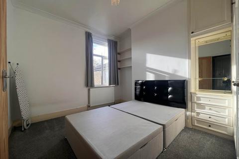 2 bedroom flat to rent, Gladstone Avenue, Manor Park, E12 6NS