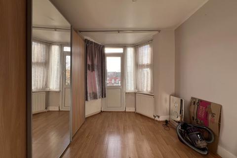 2 bedroom flat to rent, Gladstone Avenue, Manor Park, E12 6NS